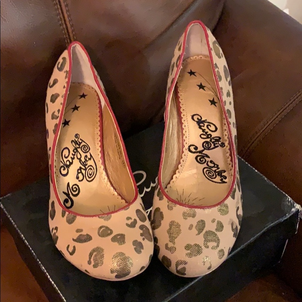 Gold and taupe Naughty Monkey leopard pumps!